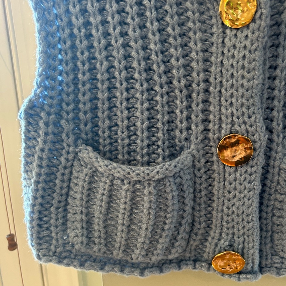 Cropped cute blue knit sweater gold accent buttons Small excellent condition - Picture 2 of 8